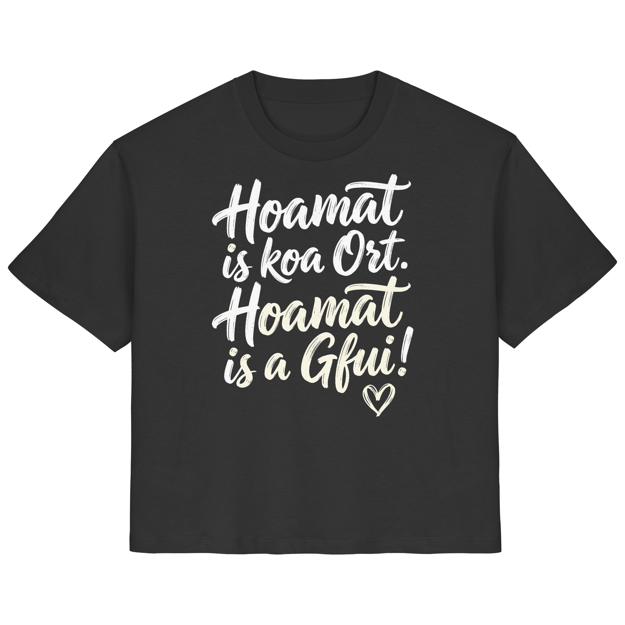 Schwarzes T-Shirt mit bayerischem Spruch 'Hoamat is koa Ort. Hoamat is a Gfui!' und Herzsymbol – bayrischer Humor