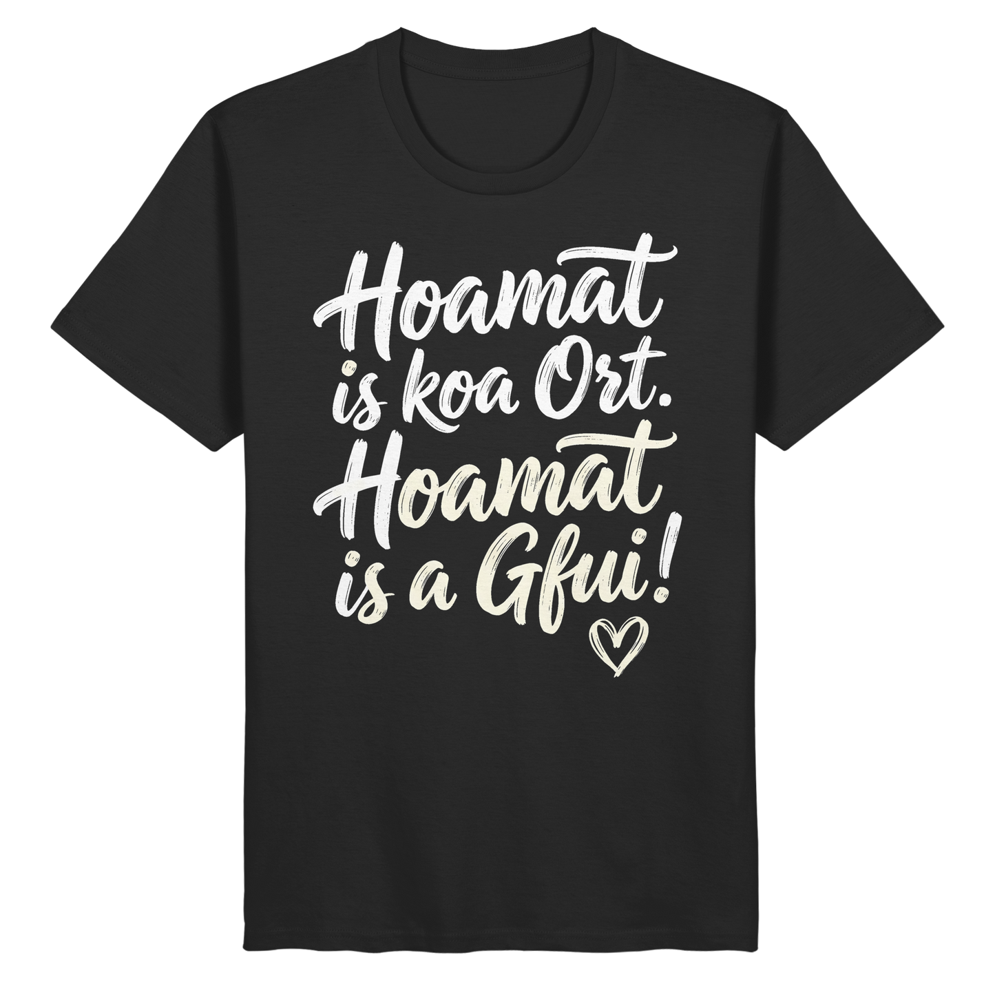 Schwarzes T-Shirt mit bayerischem Spruch 'Hoamat is koa Ort. Hoamat is a Gfui!' und Herz – perfekt für Heimatliebhaber.