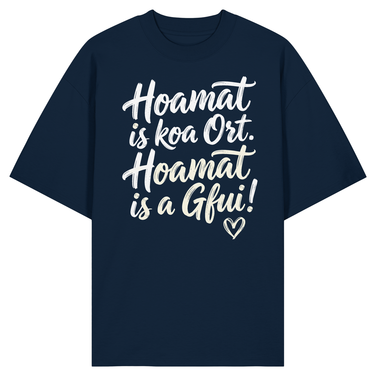 Dunkelblaues T-Shirt mit bayerischem Spruch 'Hoamat is koa Ort. Hoamat is a Gfui!' und Herzsymbol – bayrischer Humor